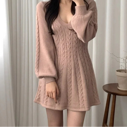 Dress V-neck for a classic and elegant look.