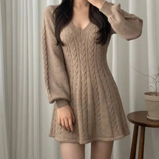 Dress V-neck for a classic and elegant look.